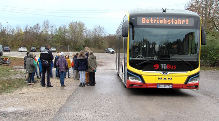 F&uuml;nftkl&auml;ssler bei der Aktion "Sicher zur Schule mit Bus und Bahn" mit T&uuml;Bus (Quelle: BWeins)