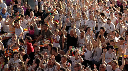 Public Viewing im Motorworld Village in Metzingen (Quelle: BWeins)
