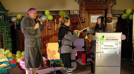 Die Schl&uuml;ssel&uuml;bergabe im Landratsamt (Quelle: BWeins)