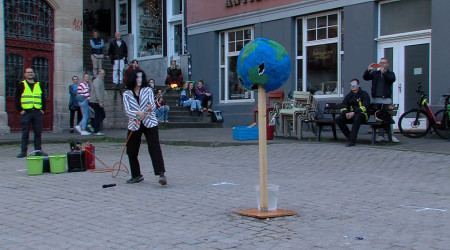 Katherina Reiche-Darstellerin auf dem T&uuml;binger Marktplatz (Quelle: BWeins)