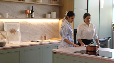 Naomi Wolter und Carolin Leprich in einer K&uuml;che bei Schw&ouml;rerHaus (Quelle: BWeins)