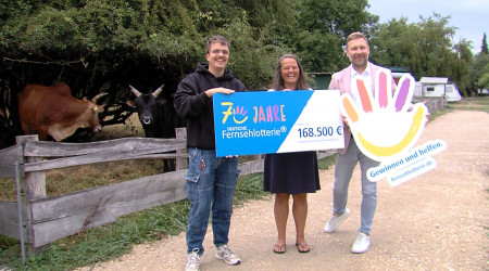 Fernsehlotterie &uuml;bergibt Scheck (Quelle: BWeins)
