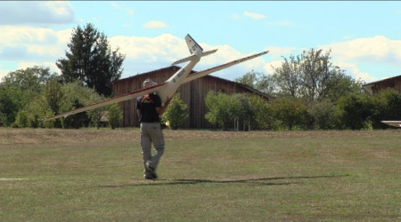 Mann mit Modellflugzeug (Quelle: BWeins)