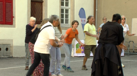 Leute tanzen im Spitalhof (Quelle: BWeins)