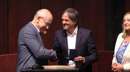 Jan Sellner erh&auml;lt die Friedrich-E.-Bogt-Medaille (Quelle: BWeins)