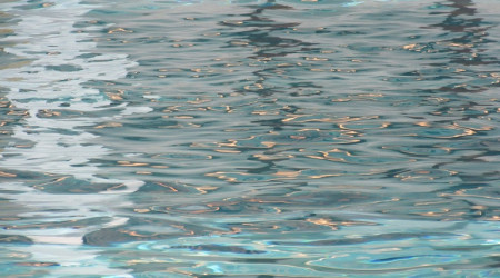 Wasser im Hallenbad (Quelle: Pixabay.com)