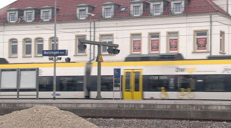 Zug am Bahnhof Metzingen (Quelle: BWeins)